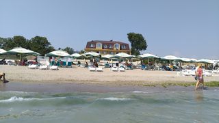 Casa lui Stolojan abia se mai vede de umbrelute