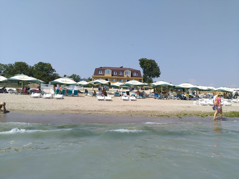 Casa lui Stolojan abia se mai vede de umbrelute