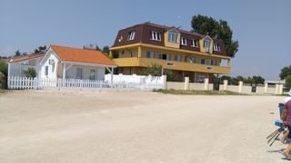 Casa este chiar pe plaja