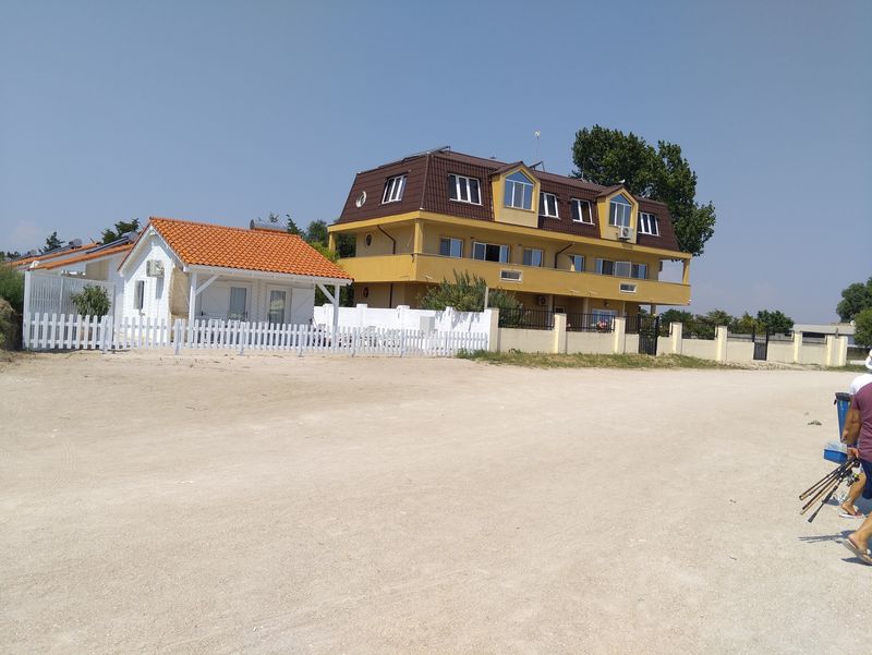 Casa este chiar pe plaja