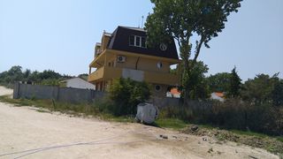 Langa casa lui Stolo a aparut o pubela de gunoi