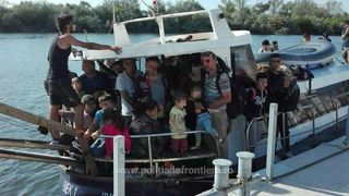 O ambarcatiune cu 69 de migranti din Irak, interceptata de politistii de frontiera in apropiere de Mangalia