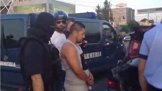 Trei romi, aflati intr-un BMW, au fost batuti mar de un motociclist pe care l-au sicanat in trafic. Barbatul era luptator K1