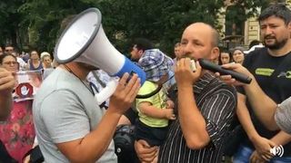 "Familia naste si isi creste copiii, nu statul". Aproximativ 150 de persoane manifesteaza in Piata Victoriei impotriva proiectului Legii vaccinarii