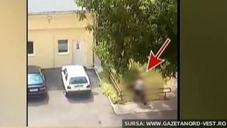 Scene incredibile surprinse in curtea Serviciului de Ambulanta Satu Mare. Un politist loveste cu brutalitate o asistenta.