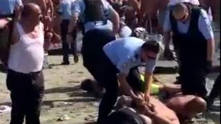 Scandal pe o plaja din Mamaia! Opt indivizi au fost pusi la pamant de politisti si jandarmi