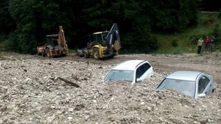 Autoturisme ingropate aproape in intregime de o viitura in Zarnesti