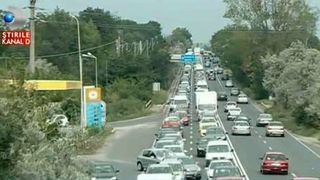 Este haos pe litoral! Cei peste 200.000 de turisti sositi la malul marii au blocat traficul