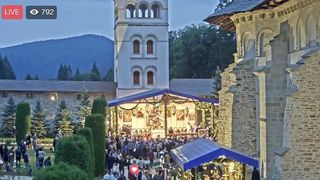 A inceput marele pelerinaj de la Nicula. Peste 15.000 de credinciosi au ajuns la manastirea care poarta hramul Maicii Domnului si ca sa se roage la icoana facatoare de minuni.