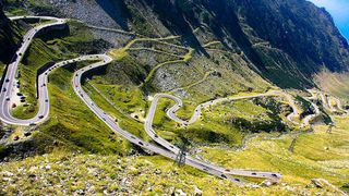 Doi tineri, sot si sotie, grav raniti dupa ce s-au rasturnat cu masina pe Transalpina