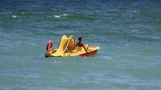 Cinci tineri aflati cu hidrobicicletele pe mare, la Costinesti, au fost salvati dupa ce nu au mai putut ajunge la mal din cauza vantului