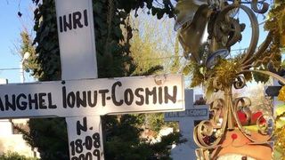 Mormantul lui Ionut Anghel seamana cu un loc de joaca. Parintii micutului se reculeg acolo zilnic.