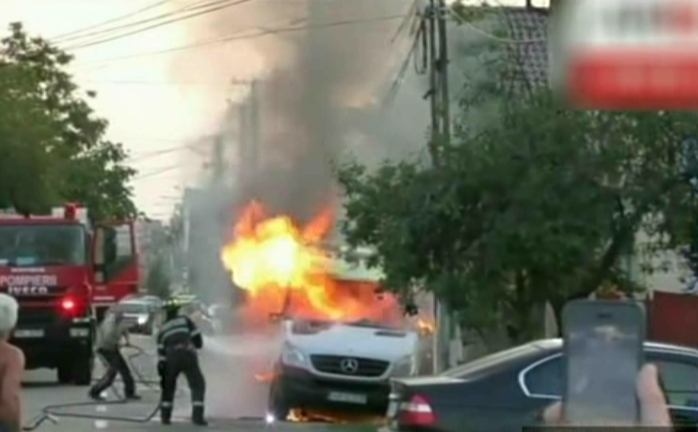 Un microbuz a ars ca o torta in numai cateva minute din cauza unei motociclete! Ce s-a intamplat