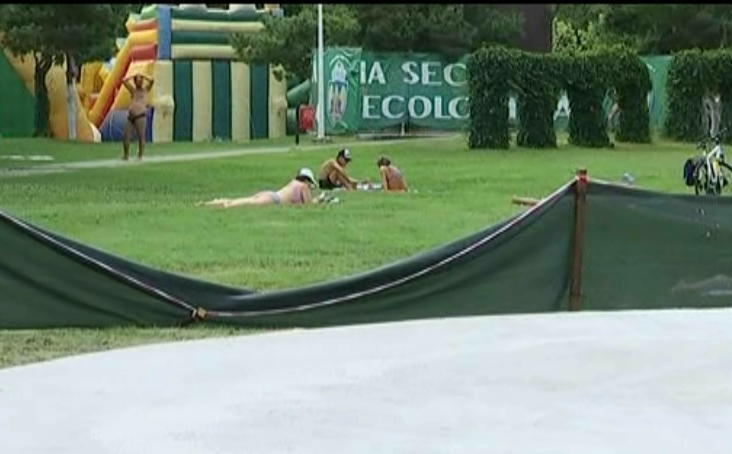 Lucrare tipic romaneasca! Singura plaja ecologica din Bucuresti a fost dotata cu 3 cercuri uriase din beton