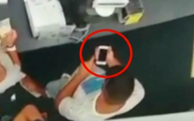 A furat de fata cu copilul, fara nicio remuscare! Imagini surprinse de camerele de supraveghere