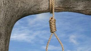 Un afacerist a fost gasit mort intr-o padure! Barbatul era spanzurat de un copac