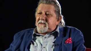 Iata cum arata mormantul lui Sebastian Papaiani la aproape un an de cand s-a stins! Crucea din lemn a inceput sa se scorojeasca! “Vecinul” Marin Moraru are loc de veci din marmura