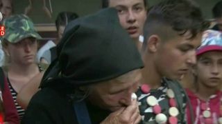 De 50 de ani, in fiecare an, aceasta batranica merge 50 de kilometri din satul natal ca sa asculte slujba de Sf. Maria, de la Manastirea Nicula