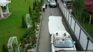 Si-a dorit sa arate ca o printesa in ziua nuntii, dar a avut numai necazuri! O mireasa din judetul Timis a ramas incurcata in rochia cu o trena lunga de peste 10 metri.