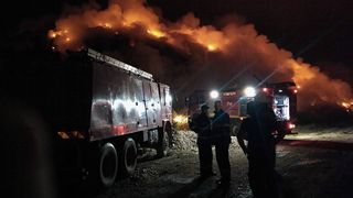 Incendiul de la groapa de gunoi a Bacaului nu a fost stins nici dupa patru zile. Pompierii intervin si cu spumogen