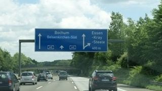 O romanca a murit intr-un accident produs pe o sosea din Germania: Iubitul tinerei este in coma