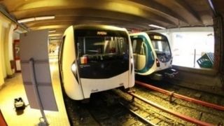 Alerta la Piata Victoriei. O garnitura de metrou a ajuns pe peron plina de fum