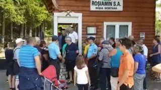 Nou scandal cu Calin Popescu Tariceanu! S-a bagat din nou in fata unei cozi, de data asta la un muzeu. Oamenii au reactionat si l-au certat