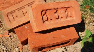 Femeie insarcinata ranita grav, dupa ce i-a cazut in cap o caramida desprinsa din fatada unui bloc din Pitesti