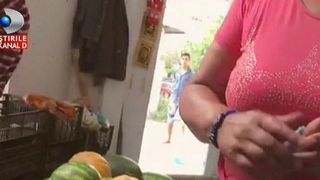 Filmati in timp ce ofereau mita inspectorilor de la protectia consumatorului! Tupeul unor tarabagii din Constanta