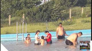 Gest necivilizat, la un strand din Buzau. Tigancile au intrat imbracate in apa, apoi si-au spalat puradeii si barbatii