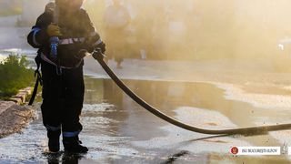 Pompierii intervin pentru stingerea unui incendiu izbucnit la un vagon dezafectat din Gara Basarab din Capitala