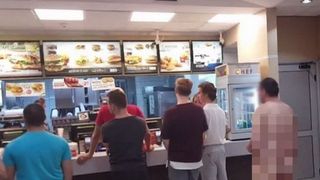 Aparitie surprinzatoare in Oradea. Un barbat a aparut dezbracat complet intr-un restaurant