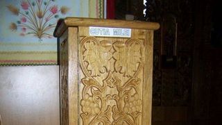 Cum arata cea mai mare cutie a milei din Romania, care are un metru si jumatate inaltime. Preot paroh: &bdquo;Legat de achizitia ei, nu cred ca este problema presei&ldquo;