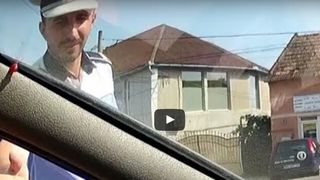 Gestul demn de toata lauda facut de un sofer pentru un politist de la circulatie. Jos palaria!