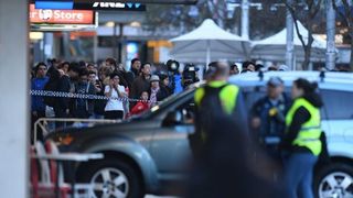 O masina a intrat in pietoni in fata unui mall din Sydney. Printre raniti se afla si un bebelus