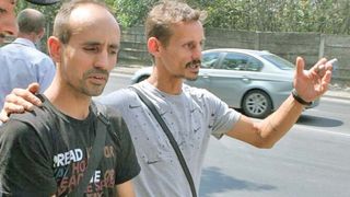 Tatal indoliat a lesinat langa sicrie: "Nu voi uita imaginea cu fetele mele facute bucati"