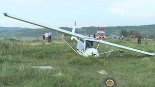Un avion de mici dimensiuni s-a prabusit in Pascani. Pilotul a murit