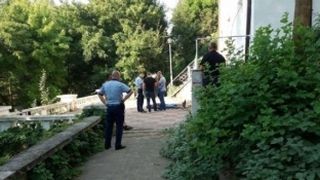 Un barbat s-a spanzurat de balustrada fostului sediu al unei televiziuni, in Braila