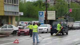 O adolescenta de 18 ani, din Neamt, a murit dupa ce s-a aruncat in fata unei masini