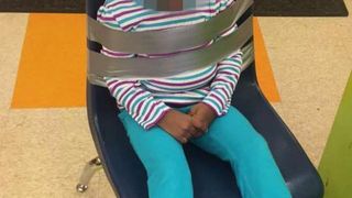 Fetita de 4 ani, legata de un scaun cu banda adeziva! Parintii s-au ingrozit cand au aflat ce se intampla la gradinita