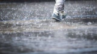 ANM a emis doua noi avertizari de ploi torentiale, vijelii si grindina pentru Bucuresti si 24 de judete. Vremea se va raci accentuat