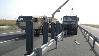 Convoi NATO, implicat intr-un accident rutier pe A1. Trei militari au fost transportati la spital