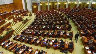 Pensii speciale pentru femeile de serviciu, ospatarii si soferii din Parlament. Aceste categorii castiga mai mult decat profesorii si medicii