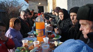 S-au imbatat la o pomana si au povestit cui si cat au dat spaga ca sa fie pensionati pe caz de boala. E ireal ce s-a inamplat dupa