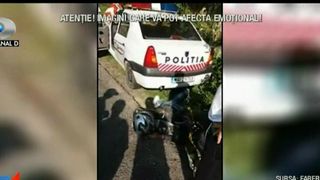 Imagini groaznice! Un motociclist a fost filmat zacand sub masina de politie care l-a vazut. Barbatul a fost urmarit de agenti
