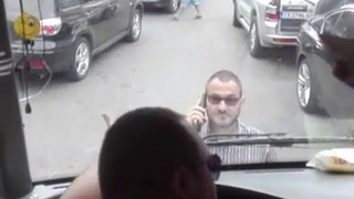 Horia Constantinescu, director OPC Constanta a oprit cu forta microbuzele de calatori. Mafia transporturilor de calatori de pe litoral se cutremura! Iata cum isi informeaza soferul superiorii! EXCLUSIV! VIDEO!