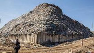 Romania anului 2017. Gunoaie pe cale sa omoara oameni. Un morman de gunoaie cat un bloc a cazut langa un parau si pune in pericol centura ocolitoare a Clujului