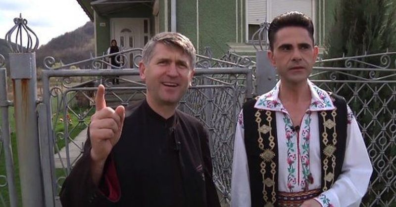 Cristian Pomohaci purta reverenda si in timpul interviurilor