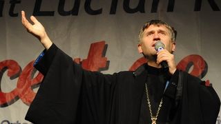 Exclus din preotime, Cristian Pomohaci nu a renuntat la haina calugareasca! Cum se imbraca acum fostul preot