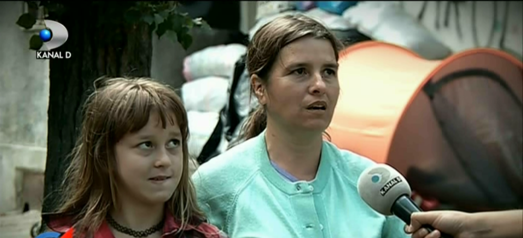 Ti se rupe sufletul. Doua fetite si mama lor dorm sub cerul liber, desi azi noapte a plouat incotinuu. Au plecat de acasa pentru ca tatal nu lasa copiii sa invete, si ii trimitea cu animalele pe camp